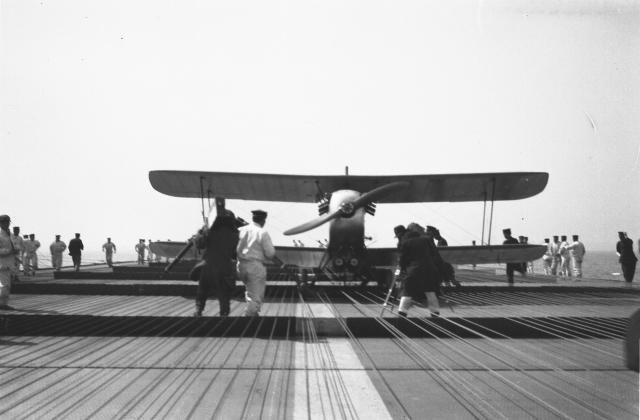 日本で初めて航空母艦に初めて着艦した三菱一〇式艦上戦闘機